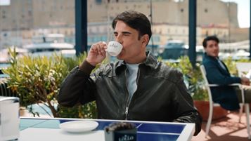 Un'immagine dal nuovo spot di Caffè Lollo con Sal Da Vinci