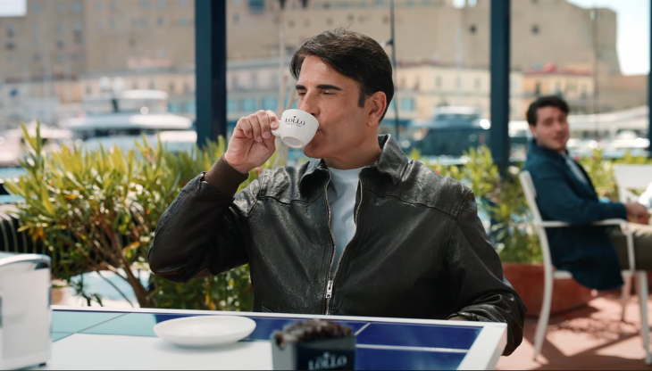 Un'immagine dal nuovo spot di Caffè Lollo con Sal Da Vinci