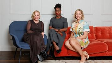 Da sinistra: Emma Harman, Co-Ceo di Whalar; Ndidi Oteh, Ceo di Accenture Song; Jo Cronk, Co-Ceo di Whalar