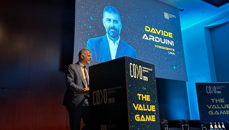 Davide Arduini, presidente di UNA, apre i lavori di Comunicare Domani 2026