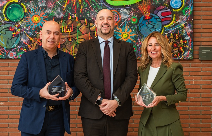 Fabio Carnevali e Belinda Bortolan premiati da Giovanni De Negri per Eurocomunicazione
