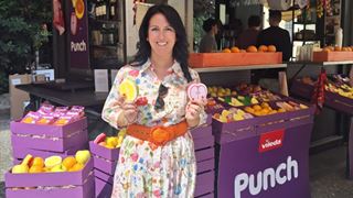 Marta Alderighi, Marketing Director Consumer di FHP Vileda Italia, davanti al chiosco Il Verzeratt