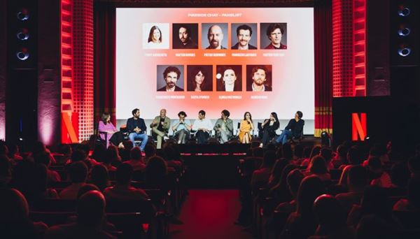 Il cast della seconda stagione di Maschi Veri sul palco di Netflix Spotlight. Credits: Virginia Bettoja / Netflix