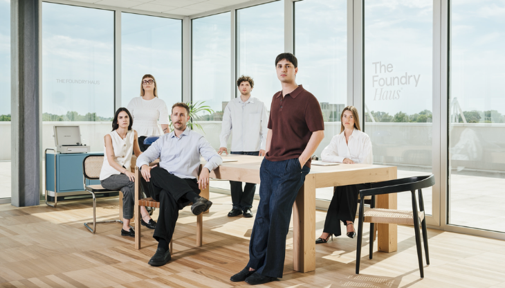 Nima Oulomi (appoggiato al tavolo) con parte del team di The Foundry Haus