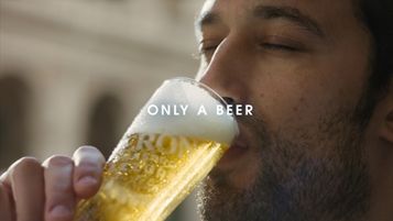 Un'immagine dell'ultima campagna globale di Peroni Nastro Azzurro, Only