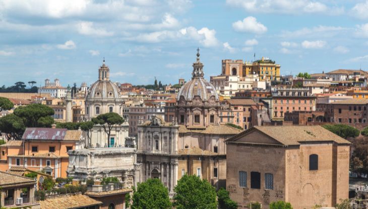 Credit foto: Mario Gomez (https://www.pexels.com/it-it/foto/citta-estate-esterno-cittadina-6328597/)