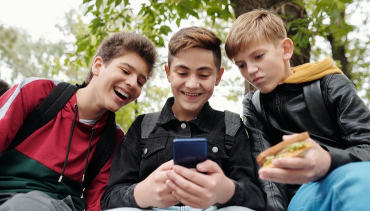 foto di Max Fischer: https://www.pexels.com/it-it/foto/2-ragazzi-e-ragazza-che-tengono-smartphone-blu-5212659/