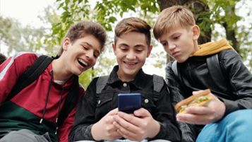 foto di Max Fischer: https://www.pexels.com/it-it/foto/2-ragazzi-e-ragazza-che-tengono-smartphone-blu-5212659/