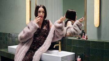Un'immagine della nuova campagna "Inner Voices" di Zalando con Lily Collins