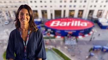 Nella foto: Annalisa Achilli e, sullo sfondo, l'installazione in Piazza San Babila