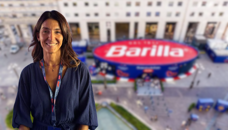 Nella foto: Annalisa Achilli e, sullo sfondo, l'installazione in Piazza San Babila