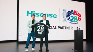 Il momento dell'annuncio della partnership tra Hisense e UEFA per Euro 2028 nel corso di IFA 2026