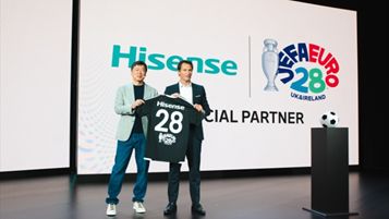 Il momento dell'annuncio della partnership tra Hisense e UEFA per Euro 2028 nel corso di IFA 2026