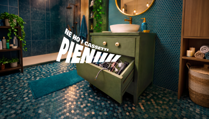 Il key visual della nuova campagna di Erion Weee “Ne ho i cassetti pieni”