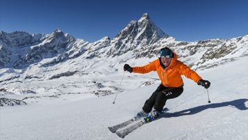 Sciatore a Cervinia (archivio Regione Autonoma Valle d'Aosta)